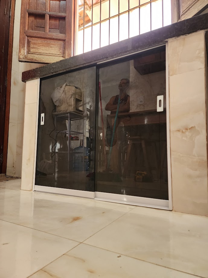 Balcão de pia de vidro instalado fumê